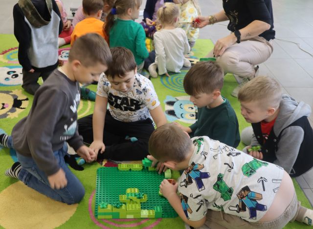 chłopcy układają klocki LEGO