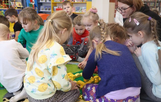dzieci układają klocki LEGO