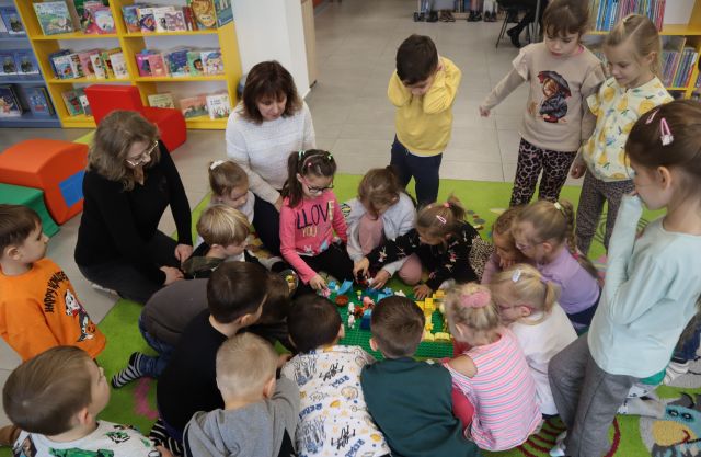 dzieci układają klocki LEGO
