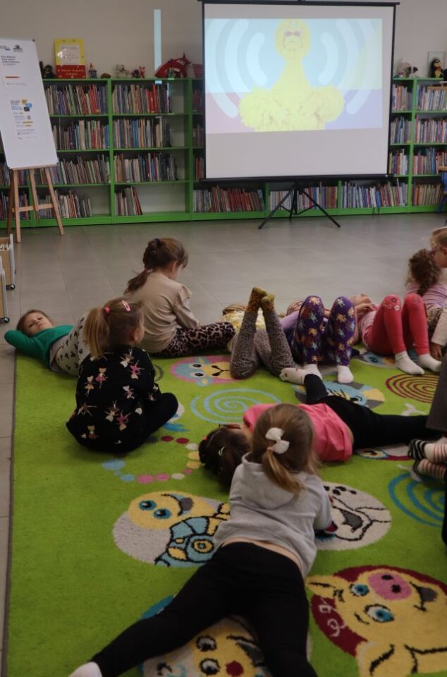przedszkolaki oglądają Ulicę Sezamkową
