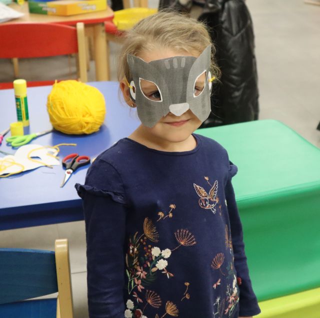 dziewczynka pozuje do zdjęcia w masce kota