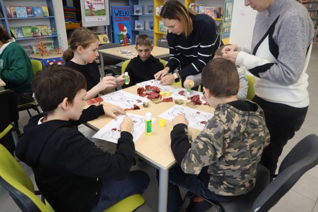 dzieci wyklejają misie