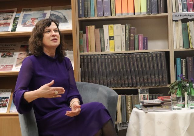 kobieta siedzi na fotelu