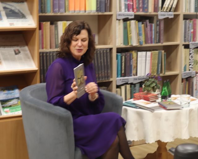 kobieta pokazuje książkę