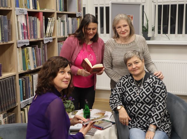 3 kobiety pozują do zdjęcia z autorką