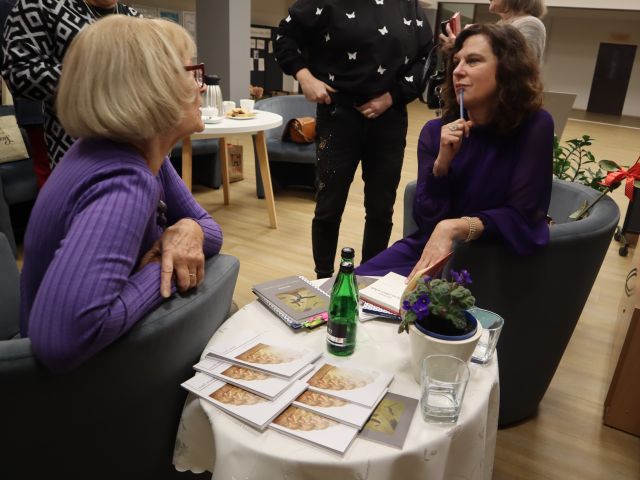 autorka rozmawia z kobietą