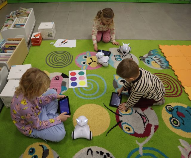 3 dzieci steruje robotami Photon