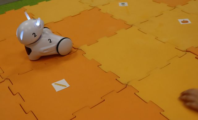 na pomarańczowych planszach robot Photon