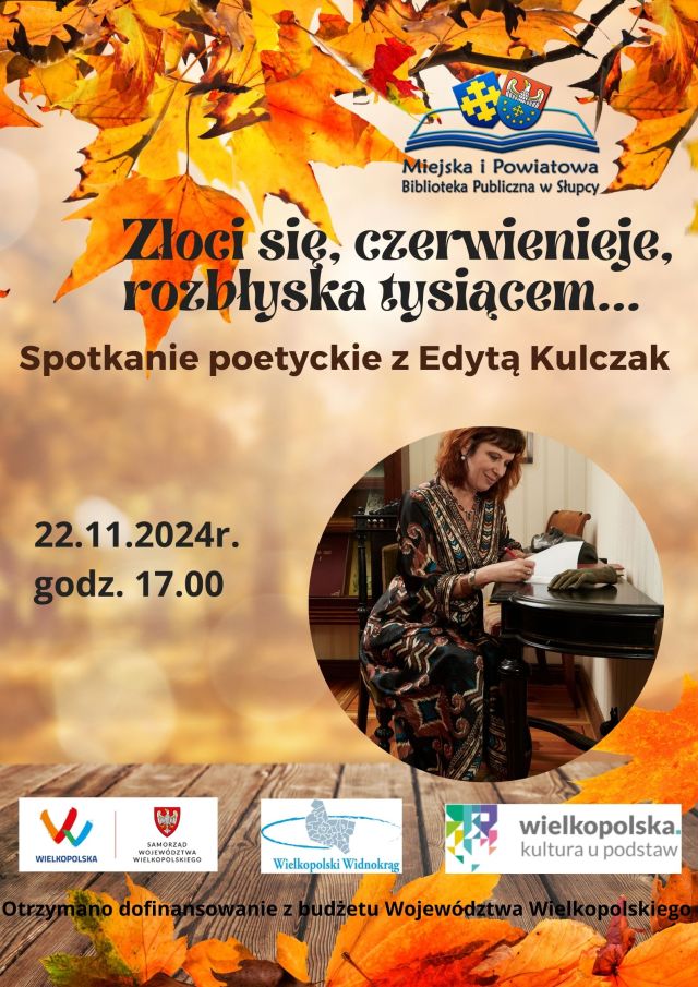 na jesiennym tle z liśćmi zaproszenie na spotkaie i zdjęcie kobiety siedzącej przy biurku z piórem