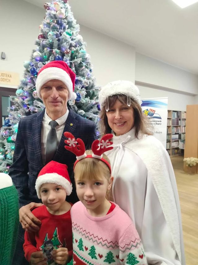 dwoje dzieci pozuje do zdjęcia z burmistrzrm i Panią Zimą