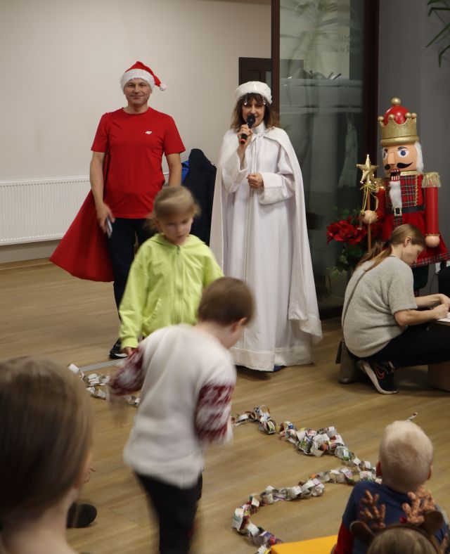 Pani Zima w towarzystwie elfa witają dzieci i rodziców