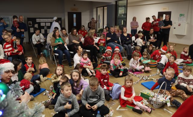 dzieci siedzą na podłodze