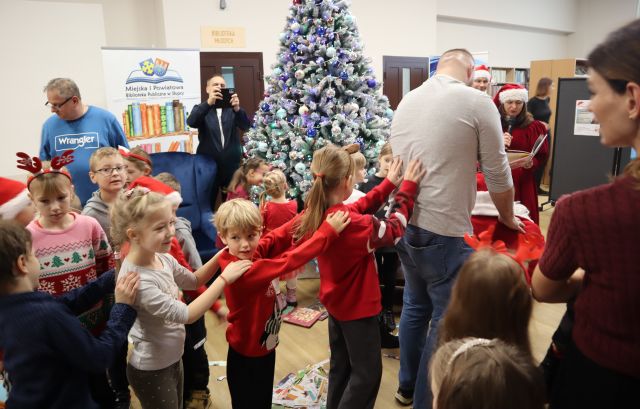 dzieci i rodzice trzymają się jeden za drugim