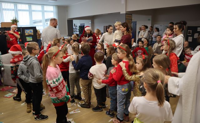 dzieci trzymają się za ramiona jeden za drugim