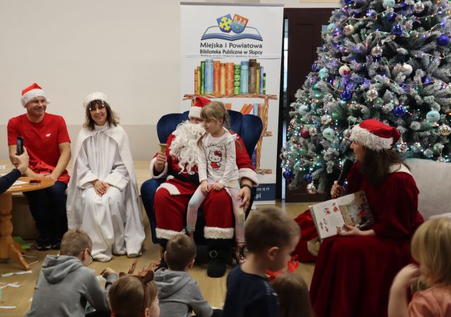 dzieci ustawiają się w reządku za Mikołajem