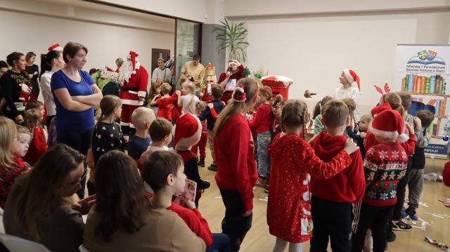 dzieci ustawiają się tworząc pociąg