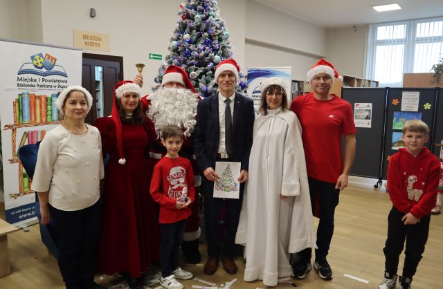 na zdjęciu radna miejska, Mikoajowa, Pani Zimam burmistrz i chłopiec, w tle duża choinka