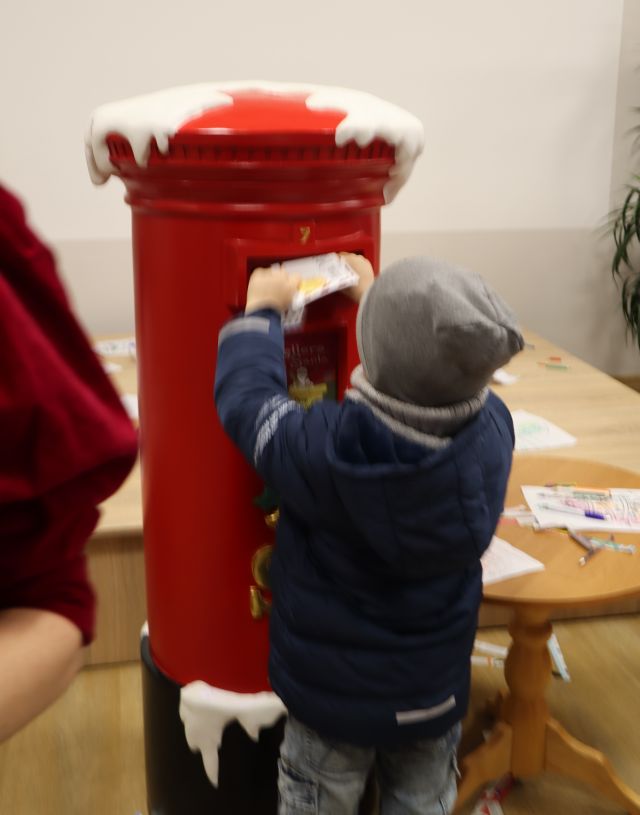 chłopiec wrzuca list do skrzynki