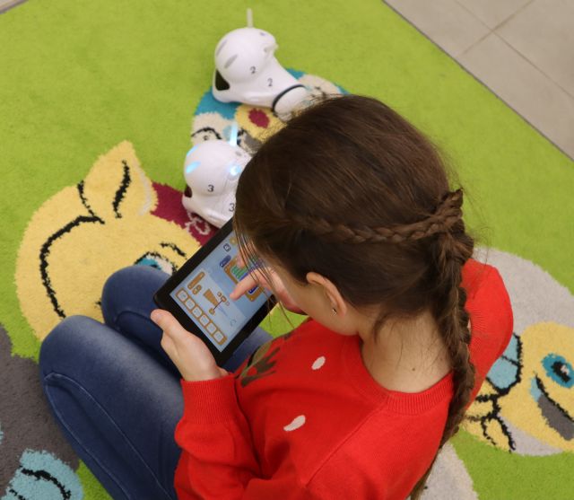 dziewczynka pokazuje palcem na tablecie
