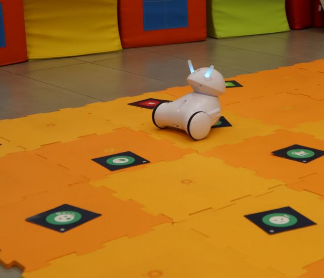 robot Photon na pomarańczowych puzlach