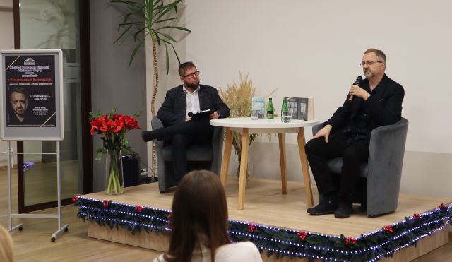 dwóch mężczyzn siedzi na scenie