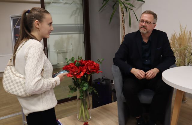 kobieta stoi przed autorem