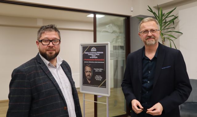 dwóch mężczyzn pozuje do zdjęcia