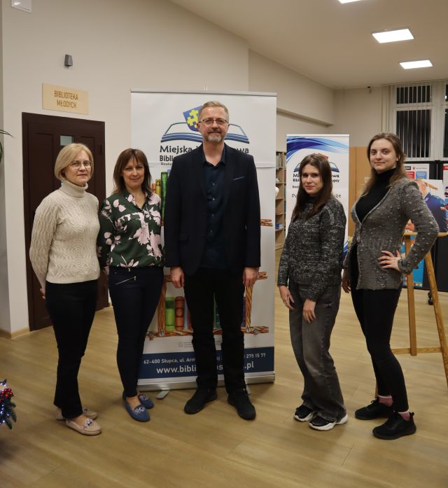 4 bibliotekarki pozują do zdjęcia z autorem