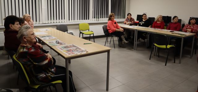 uczestniczki warsztatów siedzą przy stołach