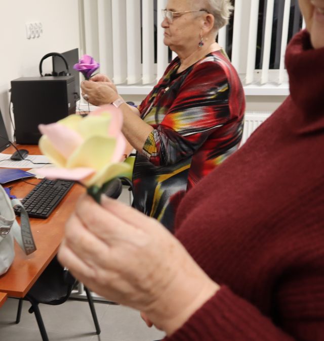 kobiety prezentują swoje róże