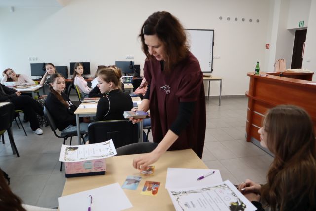 kobieta rozkłada na stoliku karty