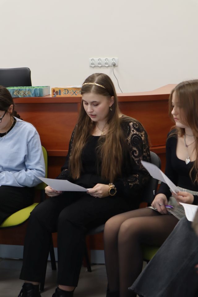 dziewczyna czyta z kartki