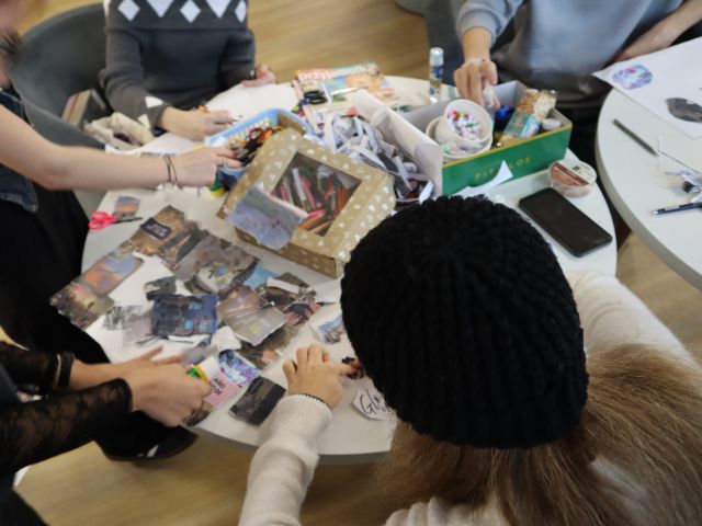 kolaże z wycinków z gazet naklejone na kartki