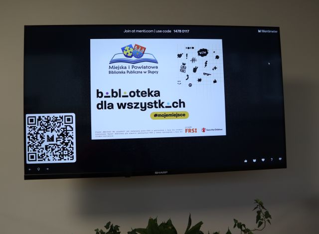 na zdjęciu ekran telewizora z logo projektu Biblioteka dla wszystkich