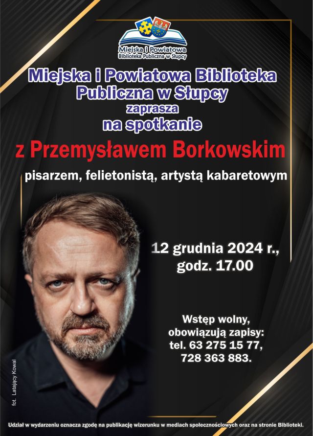 na czarnym tle zdjęcie mężczyzny oraz zaproszenie na spotkanie, u góry logo biblioteki