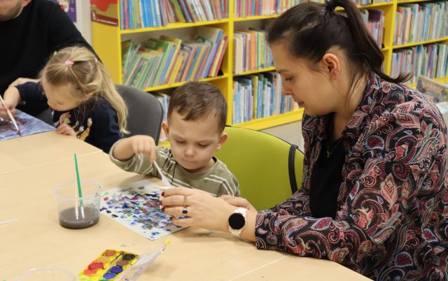 chłopiec z mamą maluje na kartce