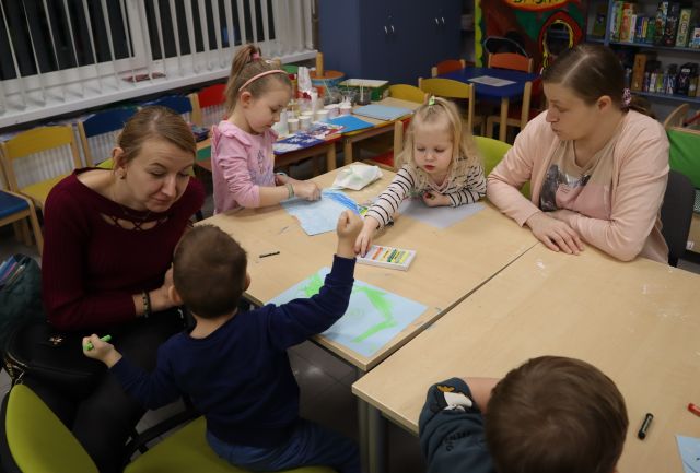 dzieci z rodzicami malują zimowe krajobrazy
