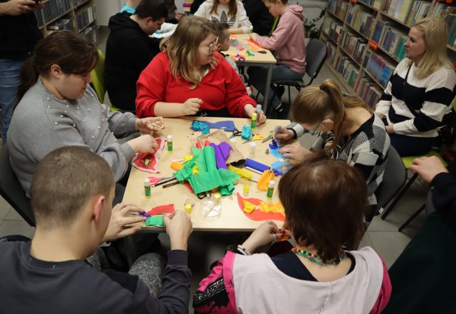 młodzież dekoruje maski karnawałowe