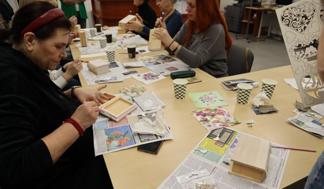 kobiety malują pudełka