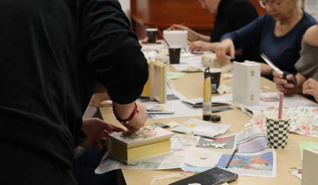 kobiety dekorują pudełka
