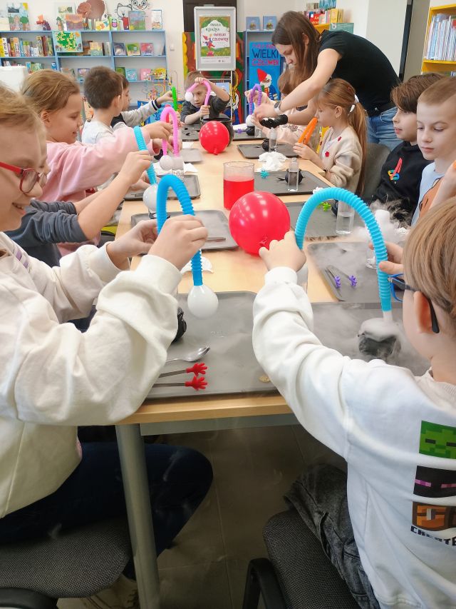 dzieci robią eksperymenty