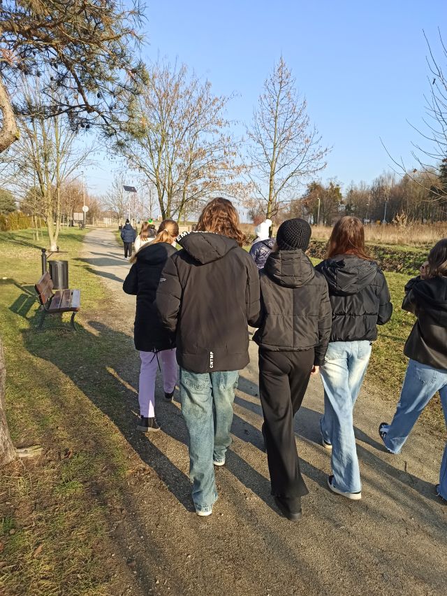 młodzież idzie promenadą