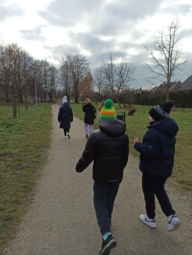 młodzież idzie promenadą