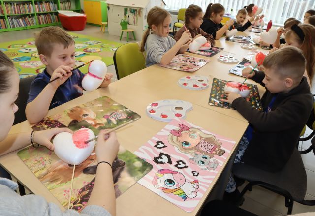 dzieci kolorują styropianowe serca