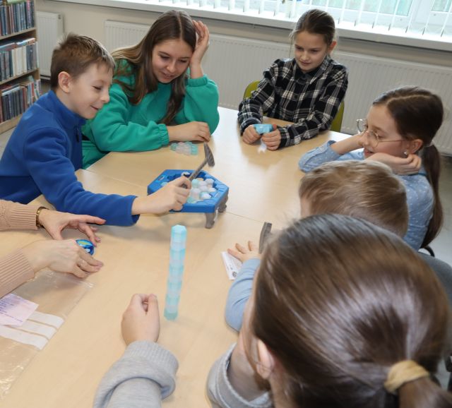 dzieci grają w planszówkę
