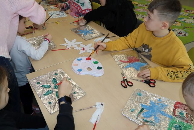 dzieci malują farbkami po folii aluminiowej