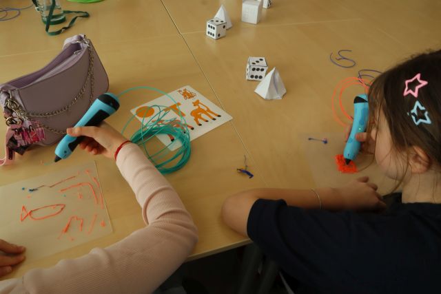 dzieci drukują długopisami 3D