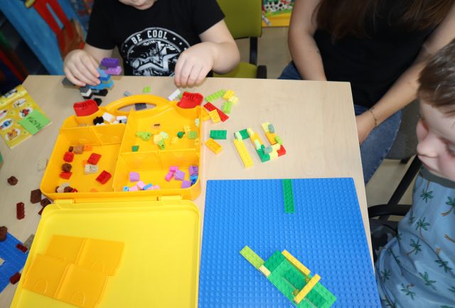 dzieci układają klocki LEGO