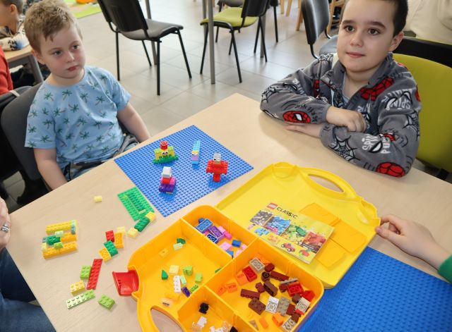 dzieci układają klocki LEGO