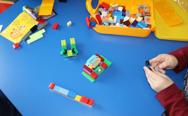 figurki ułożone z klocków LEGO